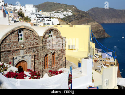 Häuser in Seite der Klippe, Oia, Santorini Stockfoto