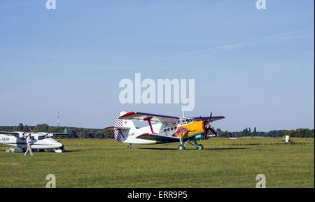 6. Juni 2015 - alte sowjetische Doppeldecker AN-2 - Flugzeuge stehen auf dem grünen Rasen in einem klaren sonnigen Tag am Flugplatz "Tschaika" (Seagul) in Bojarka © Igor Golovniov/ZUMA Draht/Alamy Live News Stockfoto