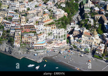 LUFTAUFNAHME. Badeort Positano. Amalfiküste, Provinz Salerno, Kampanien, Italien. Stockfoto