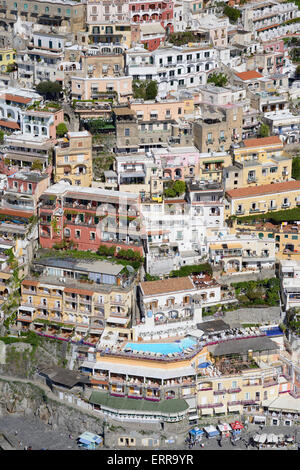 LUFTAUFNAHME. Ferienwohnungen an einem sehr steilen Hang. Positano, Amalfiküste, Provinz Salerno, Kampanien, Italien. Stockfoto