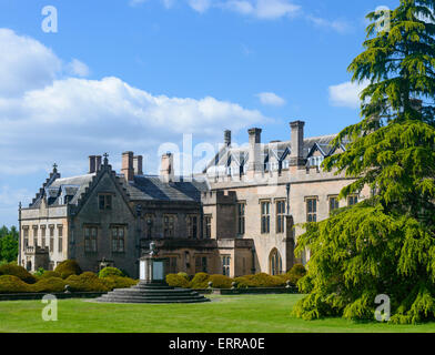 Newstead Abbey hinter. Im Vordergrund ist "Bootsmann Denkmal" das Grab von Lord Byron Hund - Bootsmann. In Nottingham, England. Stockfoto