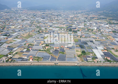 LUFTAUFNAHME. Gewächshäuser westlich der Stadt Albenga. Provinz Savona, Ligurien, Italien. Stockfoto