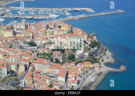 LUFTAUFNAHME. Altstadt von Porto Maurizio mit Blick auf die Mittelmeerküste. Imperia, Ligurien, Italien. Stockfoto