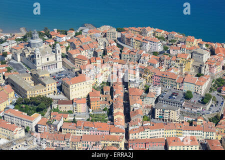 LUFTAUFNAHME. Altstadt von Porto Maurizio mit Blick auf das Mittelmeer. Imperia, Ligurien, Italien. Stockfoto