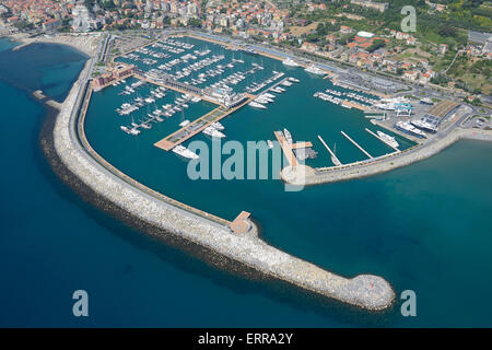 LUFTAUFNAHME. Hafen von Loano. Provinz Savona, Ligurien, Italien. Stockfoto