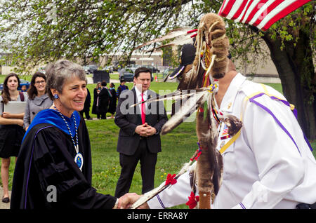 US-Innenminister Sally Jewell empfangen wird, wie sie in Haskell Indian Nations University, an der Abschlussfeier 7. Mai 2015 in Lawrence, Kansas zu sprechen kommt. Stockfoto