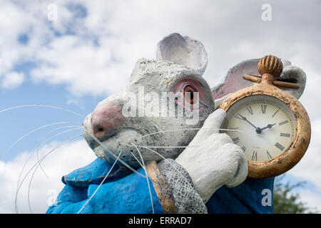 White Rabbit-Statue an Alice im Wunderland-Veranstaltung im RHS Wisley Gärten, Surrey, England Stockfoto