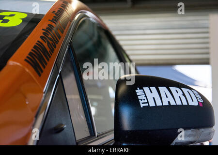 Oulton Park, UK. 7. Juni 2015. Eine Detailansicht der Team-Hard.com Unterzeichnung ist auf der Toyota Avensis in RCIB Versicherung Racing Garage während des Trainings für die Dunlop MSA British Touring Car Championship in Donington Park am 19. April 2015 in CASTLE DONINGTON, Vereinigtes Königreich (Foto: Gergo Toth/Alamy Live News) zu sehen Stockfoto