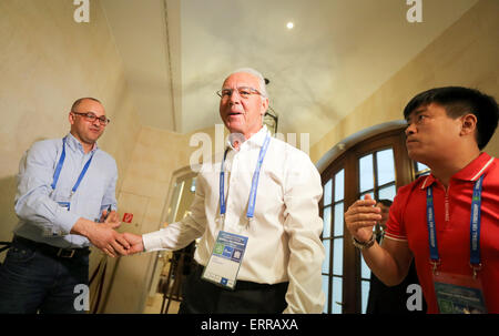 Berlin, Deutschland. 6. Juni 2015. Franz Beckenbauer (C) beteiligt sich an einer Pressekonferenz über das Projekt Football for Friendship in Berlin, Deutschland, 6. Juni 2015. Foto: Kay Nietfeld/Dpa/Alamy Live News Stockfoto