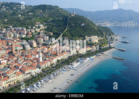 LUFTAUFNAHME. Der Badeort Noli wird von der mittelalterlichen Burg Monte Ursino dominiert. Provinz Savona, Ligurien, Italien. Stockfoto