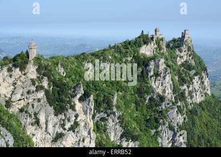 LUFTAUFNAHME. Die drei Burgen des Monte Titano, von links nach rechts: Montale, Cesta und Guaita Towers. Republik San Marino. Stockfoto