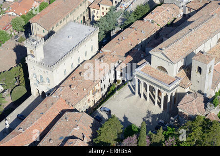 LUFTAUFNAHME. Öffentlicher Palast (linkes Gebäude - Sitz der Regierung) und Basilika St. Marinus. Stadt San Marino, Republik San Marino. Stockfoto