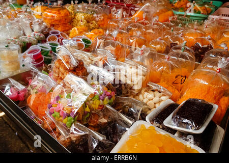 Bieten von Thai-Küche auf dem Talad Rom Hoop-Markt in Bangkok, Thailand, Asien Stockfoto