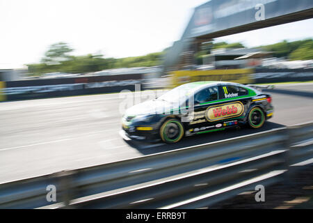 Oulton Park, UK. 7. Juni 2015. Simon Belcher und handliche Motorsport Toyota Avensis Laufwerke während der Dunlop MSA British Touring Car Championship am Oulton Park am 7. Juni 2015 in kleinen BUDWORTH, CHESHIRE, Vereinigtes Königreich (Foto: Gergo Toth / Alamy Live News) Stockfoto