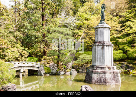 Der Yuzen-en Japanische Garten am Chion-in Tempel in Kyoto. Kannon Statue auf Sockel von Kaoun Takamura in einem Teich, mit Steinbrücke vor. Stockfoto