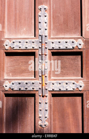 Nahaufnahme des verzierten Metallscharniers am Eingang der Dhama Hall am Nanzan-Tempel, Kyoto. Scharnier angeschraubt und rostend. Stockfoto