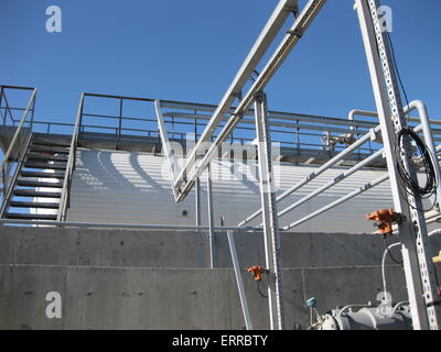 Öl-Raffinerie. Ausrüstung für primären Erdölverarbeitung. Stockfoto