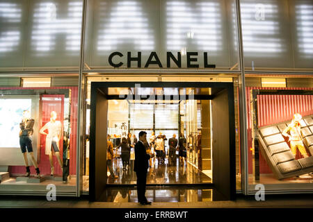 Das Parfümgeschäft Chanel in der Ginza, Tokio. Abend, außen am Vorderhaus mit Fensterdisplays, Eingang und Türsteher. Stockfoto