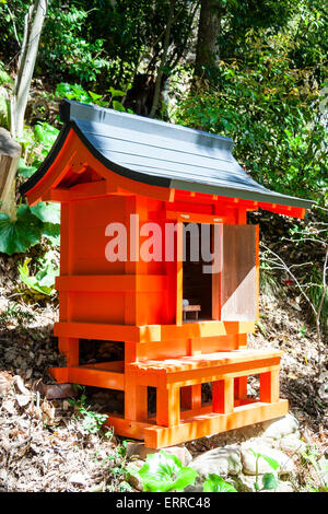 Goscha-Inari-Schrein in Kobe, Japan. Nahaufnahme einer kleinen Million Sesha, einem Hilfsschrein, auf einem Hügel unter den Bäumen. Stockfoto