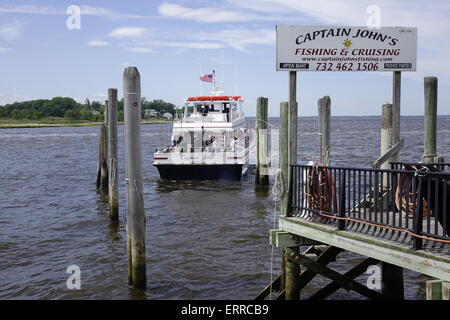 Captain John, ein Fischerboot Charter, Rückkehr in den Hafen in Keyport, New Jersey, mit einer Gruppe von glücklich Fischer Stockfoto