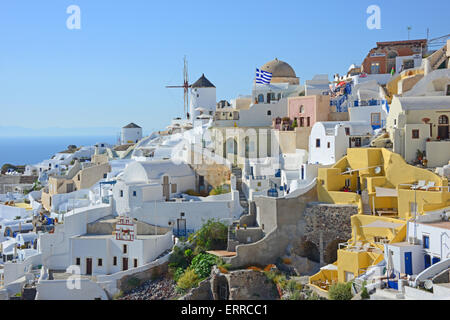 Schöne Aussicht auf die Stadt Oia, Santorini, Griechenland, mit charakteristischen Windmühle Stockfoto