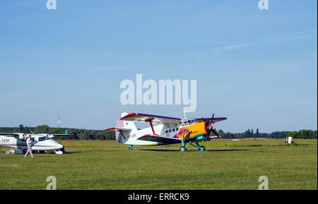 Bojarka, Ukraine. 6. Juni 2015. Alten sowjetischen Doppeldecker AN-2 - Flugzeuge stehen auf dem grünen Rasen in einem klaren sonnigen Tag am Flugplatz "Tschaika" (Seagul) in Bojarka Credit: Igor Golovnov/Alamy Live News Stockfoto