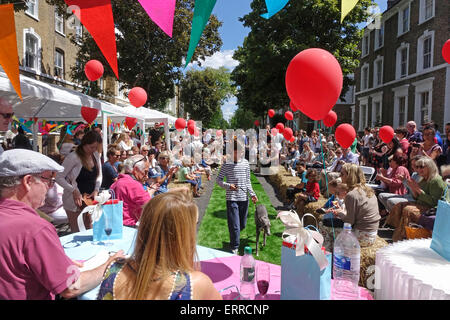 Islington, London, 7. Juni 2015. Ein herrlich sonniger Tag für das große Mittagessen Street Party, im Englefield Straße, mit den Gesamtsieger der Hund zeigen Wettbewerb paradieren vor dem Richter. Stockfoto