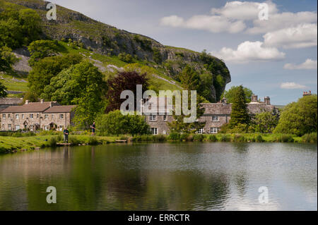 Sommer Sonne & malerischen Steinhäusern stehen am Ufer des malerischen Angelsee, Kilnsey Crag jenseits - Kilnsey Park, Yorkshire Dales, England, UK. Stockfoto