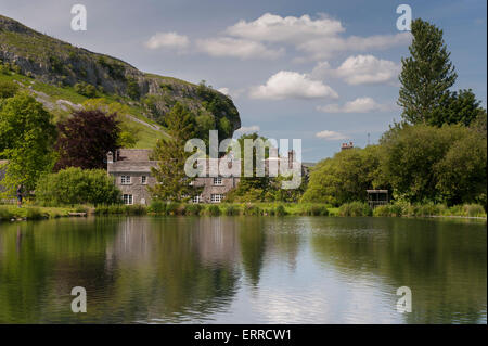 Sommer Sonne & malerischen Steinhäusern stehen am Ufer des malerischen Angelsee, Kilnsey Crag jenseits - Kilnsey Park, Yorkshire Dales, England, UK. Stockfoto