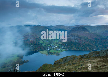 Fiel der Ort hohen Blick auf niedrige Wolken, Lake Ullswater, Glenridding Dorf, sanften Hügeln, Birkhouse & Glenridding Moor Dodd - Lake District, England, UK. Stockfoto