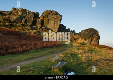 Landschaftlich reizvolle Kulturlandschaft des blauen Himmels & Frühwinter Morgensonne auf einem Felsvorsprung - Kuh und Kalb Felsen, Ilkley Moor, West Yorkshire, England, UK. Stockfoto