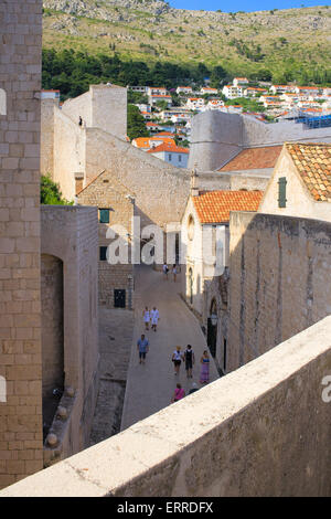 Blick hinunter auf den Gehwegen in der alten ummauerten Stadt von Dubrovnik und the15th Jahrhundert Architektur gegen die neueren Bereich hinter Stockfoto