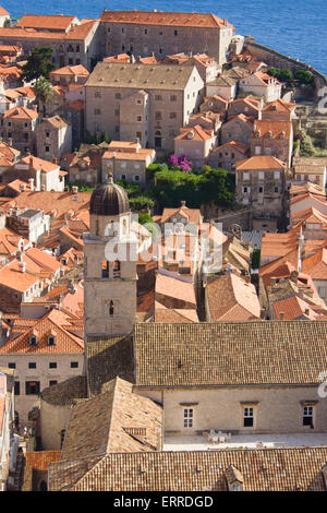 Mit Blick auf die alte Mauer Stadt Dubrovnik in Kroatien an der Adria Küste. Stockfoto