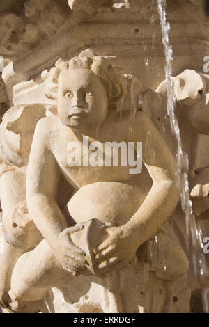 Detail aus dem 15 Jahrhundert Brunnen in Dubrovnik Altstadt, entworfen von Onofrio della Cava im Stil Gotik renaissance Stockfoto