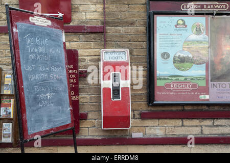 Die Maschine für Plattform-Tickets am Bahnhof Keighley zu geben, auf die Keighley und Wert Valley Railway, England. Stockfoto