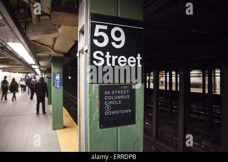 Ein Blick an der 59th Street Station auf der New Yorker U-Bahn. Stockfoto