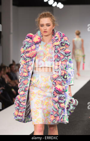 31.05.2015. London, UK. Sammlung von Jessica Lois Bailey. Modenschau der Northumbria University (Newcastle) in Graduate Fashion Week 2015. Graduate Fashion Week findet vom 30 Mai bis 2. Juni 2015 an die Old Truman Brewery, Brick Lane. Stockfoto