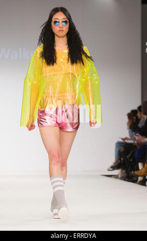 31.05.2015. London, UK. Sammlung von Jessica Walker. Modenschau von der University of Salford am Graduate Fashion Week 2015. Graduate Fashion Week findet vom 30 Mai bis 2. Juni 2015 an die Old Truman Brewery, Brick Lane. Stockfoto