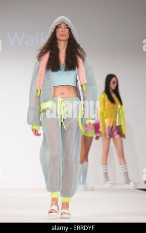 31.05.2015. London, UK. Sammlung von Jessica Walker. Modenschau von der University of Salford am Graduate Fashion Week 2015. Graduate Fashion Week findet vom 30 Mai bis 2. Juni 2015 an die Old Truman Brewery, Brick Lane. Stockfoto