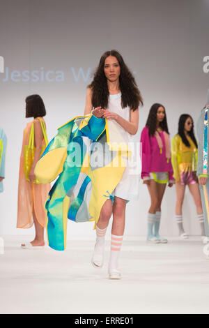 31.05.2015. London, UK. Sammlung von Jessica Walker. Modenschau von der University of Salford am Graduate Fashion Week 2015. Graduate Fashion Week findet vom 30 Mai bis 2. Juni 2015 an die Old Truman Brewery, Brick Lane. Stockfoto