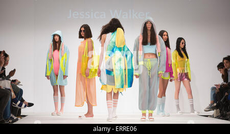 31.05.2015. London, UK. Sammlung von Jessica Walker. Modenschau von der University of Salford am Graduate Fashion Week 2015. Graduate Fashion Week findet vom 30 Mai bis 2. Juni 2015 an die Old Truman Brewery, Brick Lane. Stockfoto