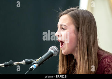 Exeter, Devon, UK. 7. Juni 2015. Charlotte Ward die live bei Exeter Respekt Festival 2015 im Belmont Park, Exeter am 7. Juni 2015 in Exeter, Devon, UK Credit: Clive Chilvers/Alamy Live News Stockfoto