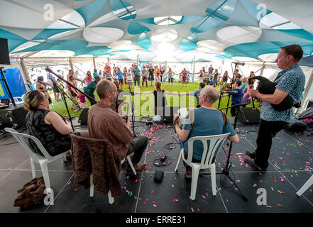Exeter, Devon, UK. 7. Juni 2015. Marginalien, die live und führt die Ceilidh am Exeter Respekt Festival 2015 im Belmont Park, Exeter am 7. Juni 2015 in Exeter, Devon, UK Credit: Clive Chilvers/Alamy Live News Stockfoto