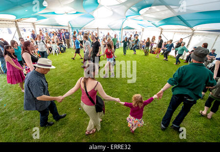 Exeter, Devon, UK. 7. Juni 2015. Gemeinschaft Ceilidh in Exeter respektieren Festival 2015 im Belmont Park, Exeter am 7. Juni 2015 in Exeter, Devon, UK Credit: Clive Chilvers/Alamy Live-Nachrichten Stockfoto