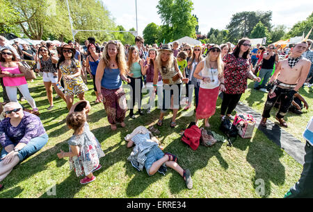 Exeter, Devon, UK. 7. Juni 2015. Das Publikum tanzen im Park am Exeter Respekt Festival 2015 im Belmont Park, Exeter am 7. Juni 2015 in Exeter, Devon, UK Credit: Clive Chilvers/Alamy Live News Stockfoto