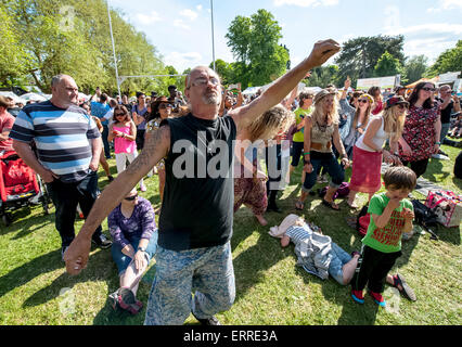 Exeter, Devon, UK. 7. Juni 2015. Das Publikum tanzen zu Lionstar bei Exeter Respekt Festival 2015 im Belmont Park, Exeter am 7. Juni 2015 in Exeter, Devon, UK Credit: Clive Chilvers/Alamy Live News Stockfoto