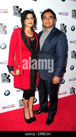 London, UK. 7. Juni 2015. Meera Syal & Sanjeev Bhaskar Teilnahme an der South Bank Sky Arts Awards 2015 im Savoy Hotel London. 7. Juni 2015 Kredit: Peter Phillips/Alamy Live-Nachrichten Stockfoto