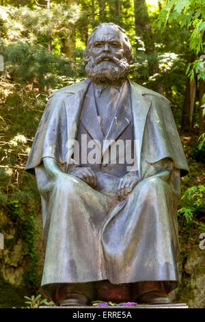 Denkmal des deutschen Philosophen und Ökonomen Karl Marx Statue in Karlovy Vary, Tschechische Republik. Stockfoto