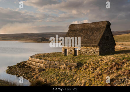 Malerische & malerischen Abend sonnigen Blick auf historischen, wiederhergestellt hohe Laithe Cruck Scheune am Ufer des Grimwith Stausees - Yorkshire Dales, England, UK. Stockfoto