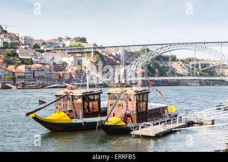 traditionelle Boote am Fluss Douro in porto Stockfoto